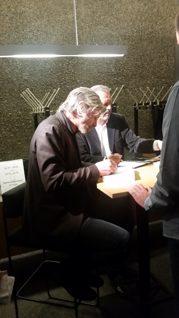 Knausgård signerer i Haus der Berliner Festspiele