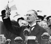 Peace in our time: Den britiske statsminister Chamberlain fryder seg over at han har fått i stand en avtale med Hitler.