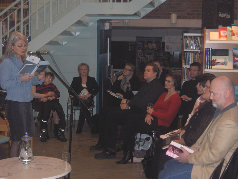 Kirsti Blom, Aase Falchs barnebarn, Synnøve Persen, Kine Hellebust, Stian M. Landgaard, Laila Stien, Thomas Lundbo, Easterine Kire, June Sofia Strask, Hans Henrik Strøm. Nordnorsk Bokdag i Kirkenes 17.11.2006. (Foto: Aslaug A. Eidsvik.)" title="Kirsti Blom, Aase Falchs barnebarn, Synnøve Persen, Kine Hellebust, Stian M. Landgaard, Laila Stien, Thomas Lundbo, Easterine Kire, June Sofia Strask, Hans Henrik Strøm. Nordnorsk Bokdag i Kirkenes 17.11.2006. (Foto: Aslaug A. Eidsvik.)