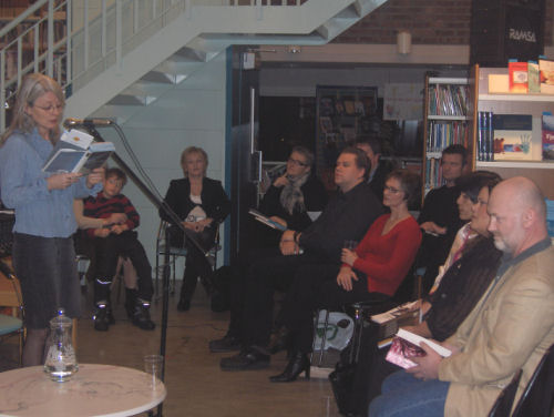 Kirsti Blom, Aase Falchs barnebarn, Synnøve Persen, Kine Hellebust, Stian M. Landgaard, Laila Stien, Thomas Lundbo, Easterine Kire, June Sofia Strask, Hans Henrik Strøm. Nordnorsk Bokdag i Kirkenes 17.11.2006. (Foto: Aslaug A. Eidsvik.)