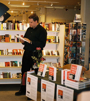 Stian M. Landgaard leser fra sin roman, 'Herrer i åndenes rike', Akademisk Kvarter 22.08.2006. (Foto: Franziska Steinecke)