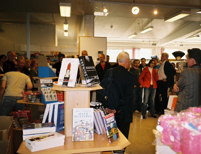 Professor Viggo Rossvær (til venstre for Øyvind Pharo) holder sitt innlegg om boken.