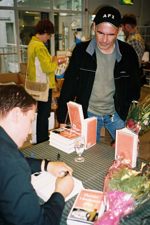 Gamle kjente fra filosofistudiet vil også ha signert bok. Her Torstein Hamnvik ...